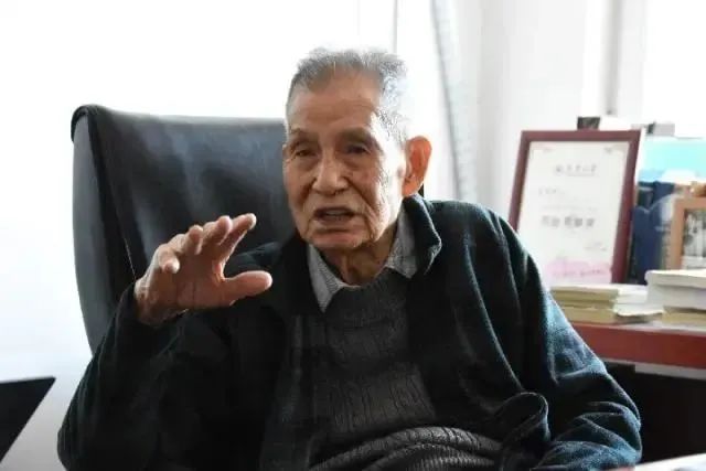 DƬ